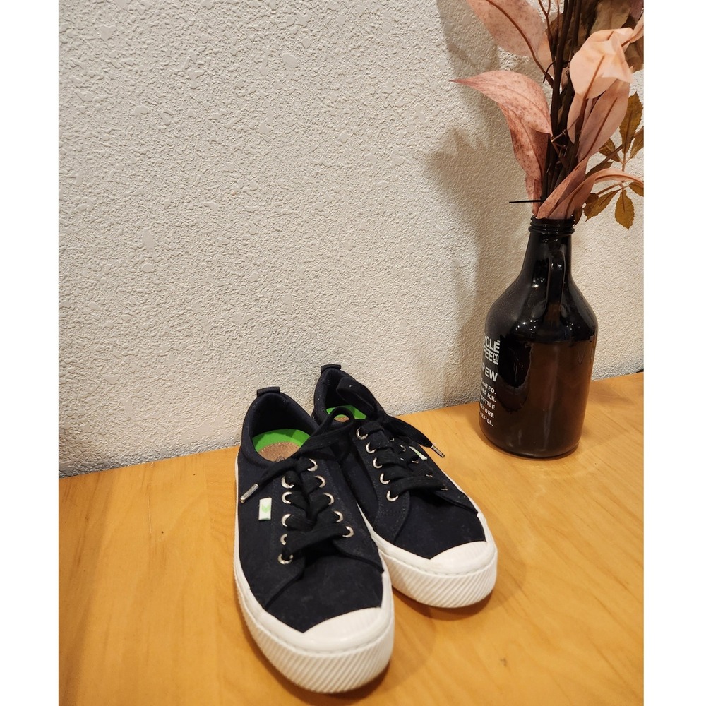 Cariuma OCA Low Top Black Sneakers Women 7 Men 5.5 Eco Canvas Cork Sole unisex